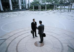 質の良いレディーススーツを販売している